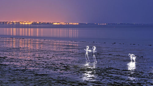 lightpainting, personnages de lumiere sur la plage