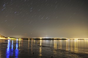 Light painting sur la plage de Cap Coz, en Bretagne, France